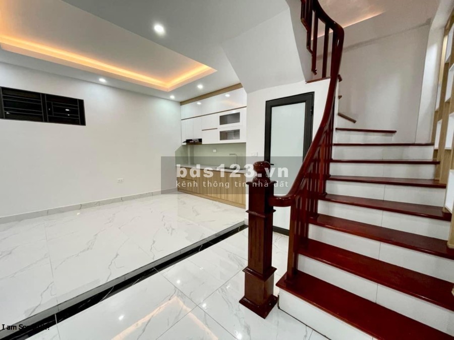 Nhà Nguyễn Văn Cừ xây mới chưa bóc tem, sát trường học, bệnh viện, chợ vô vàn tiện ích.