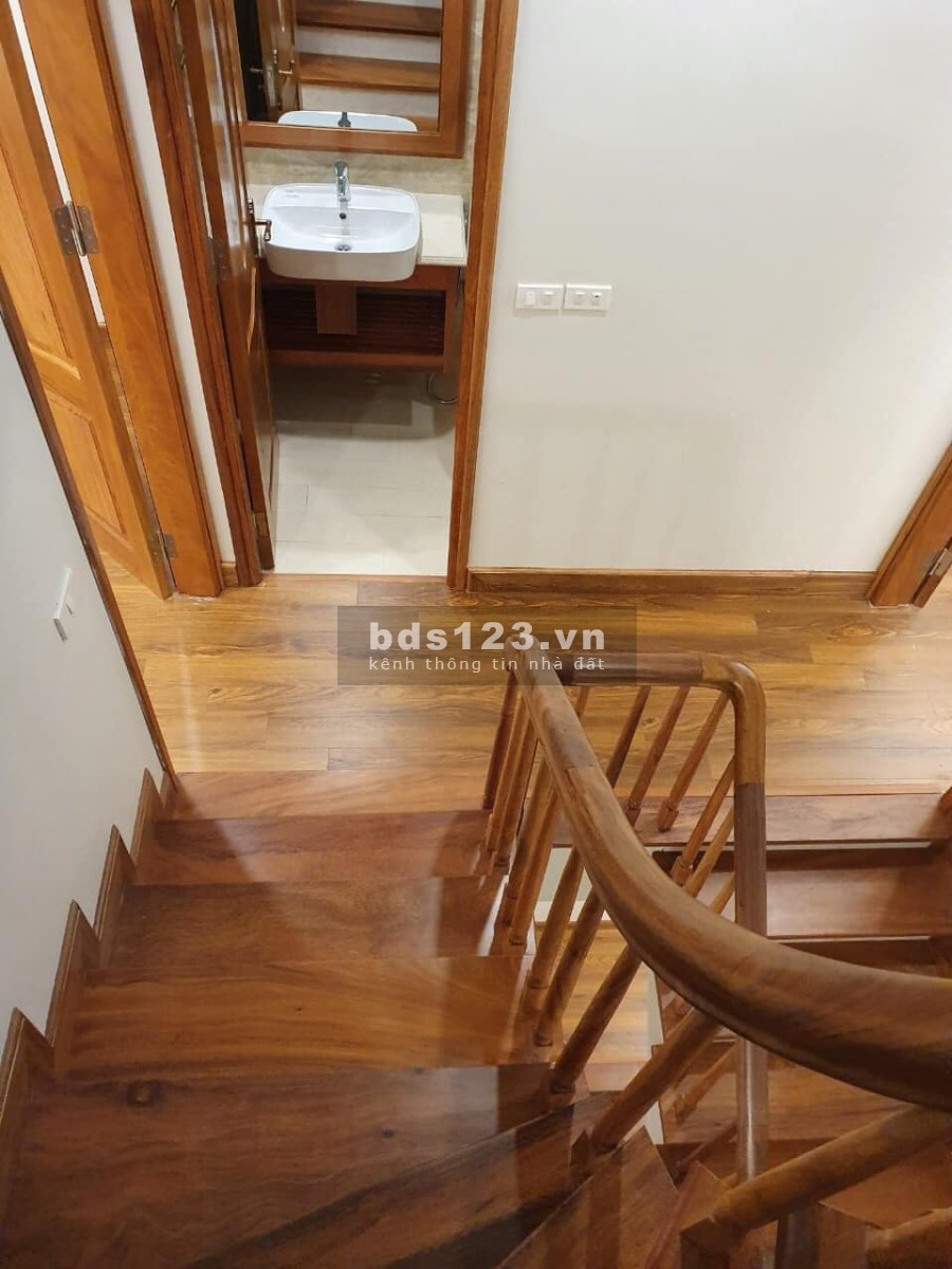 Siêu phẩm Xuân La dt 45m2, nội thất gỗ tự nhiên ô tô đậu trước nhà sổ đỏ chính chủ, thương lượng
