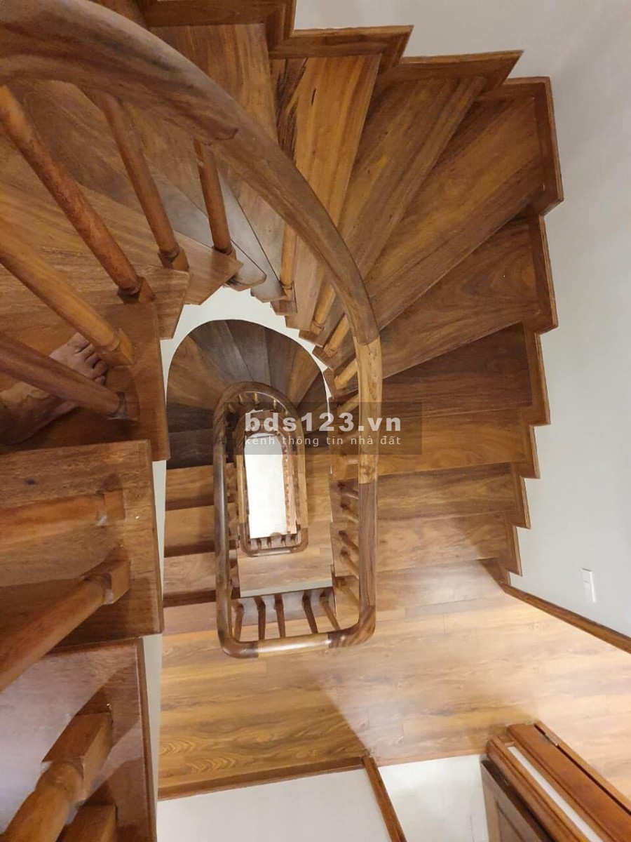Siêu phẩm Xuân La dt 45m2, nội thất gỗ tự nhiên ô tô đậu trước nhà sổ đỏ chính chủ, thương lượng