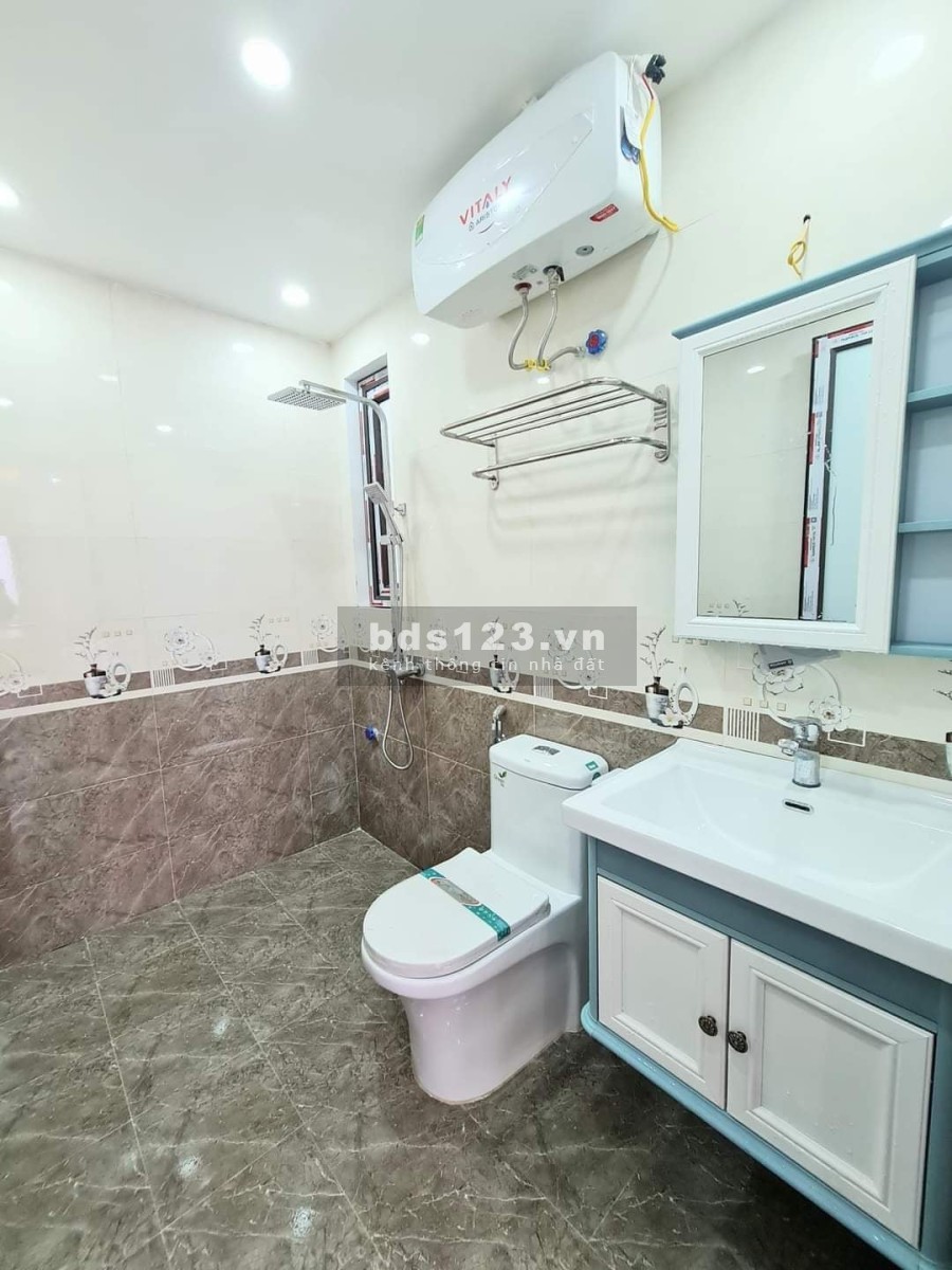 Bán nhà Ngọc Thuỵ dt 32m2, 5 tầng giá 2.45 tỷ nhà dân xây ngay trung tâm lh 0972263245