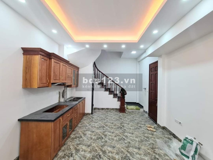 Bán nhà Ngọc Thuỵ dt 32m2, 5 tầng giá 2.45 tỷ nhà dân xây ngay trung tâm lh 0972263245