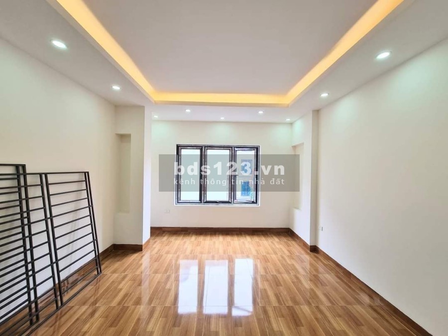 Bán nhà Ngọc Thuỵ dt 32m2, 5 tầng giá 2.45 tỷ nhà dân xây ngay trung tâm lh 0972263245