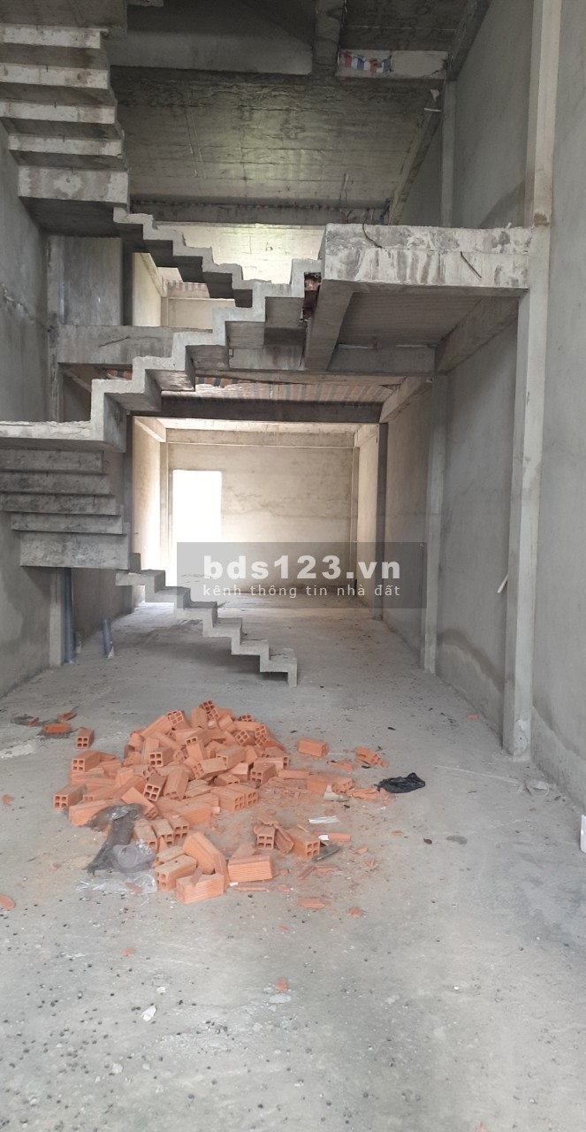 Vợ chồng di cư sang nước ngoài sống và làm việc nên cấn bán căn phố 4 lầu trong trung tâm Quận 12