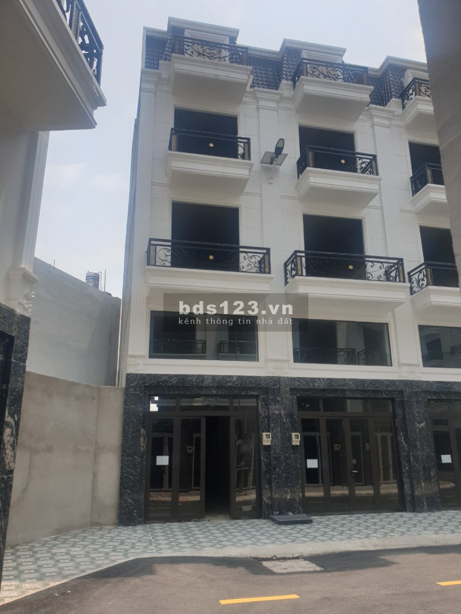 Vợ chồng di cư sang nước ngoài sống và làm việc nên cấn bán căn phố 4 lầu trong trung tâm Quận 12