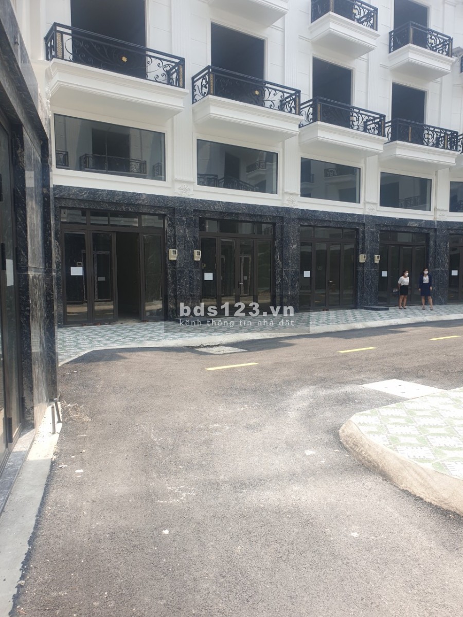 Vợ chồng di cư sang nước ngoài sống và làm việc nên cấn bán căn phố 4 lầu trong trung tâm Quận 12