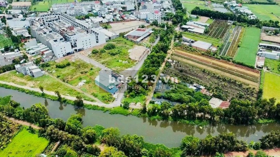 Vợ chồng di cư sang nước ngoài sống và làm việc nên cấn bán căn phố 4 lầu trong trung tâm Quận 12