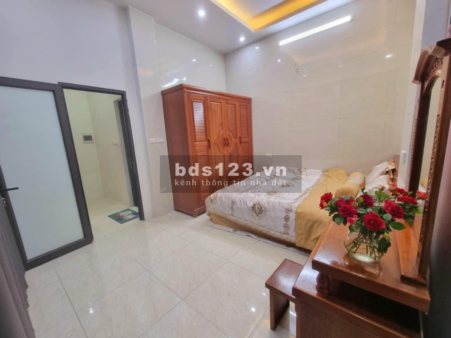 Bán đất tặng nhà nguyên căn Bùi Xương Trạch Thanh Xuân 37m2 * 4 tầng, mặt tiền 5.8m