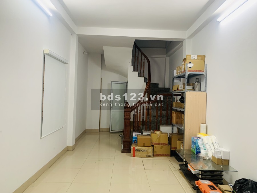 Cho thuê văn phòng tại Bùi Huy Bích Quận Hoàng Mai, đúc kiên cố 4 tầng, tiện ích đủ