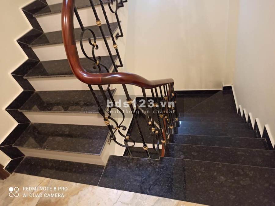 Bán nhà Ngọc Thuỵ lô góc thoáng sáng, ô tô đỗ cửa ngõ rộng, dtsd 30m2, gía 3.65 tỷ