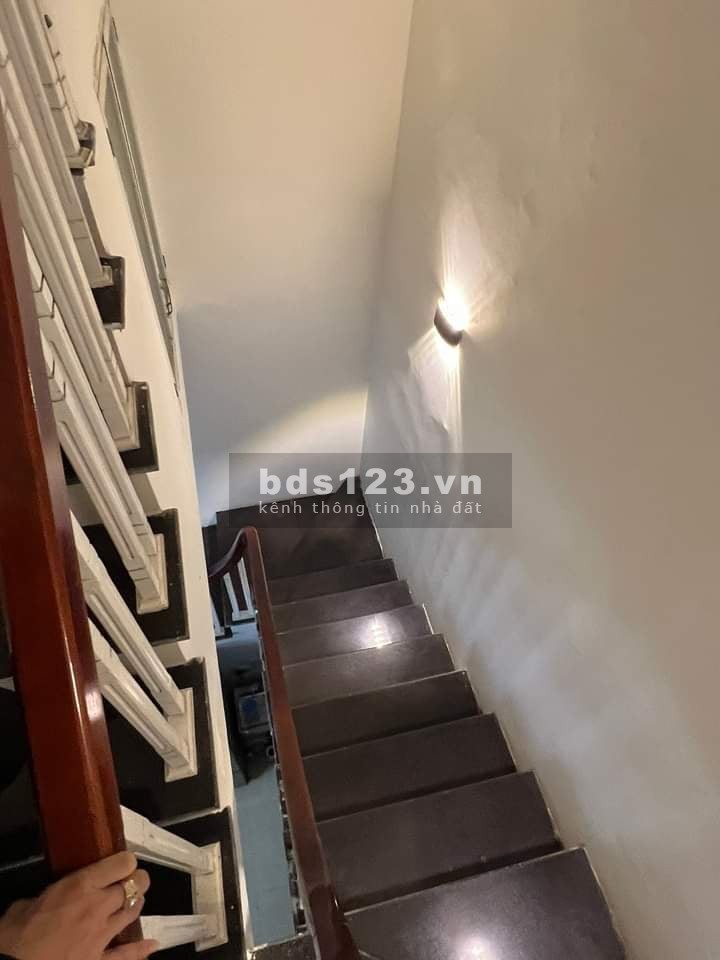 Bán nhà nguyên căn mặt phố kinh doanh 4 tầng đúc, vị trí cực đẹp, liên hệ 0978479584