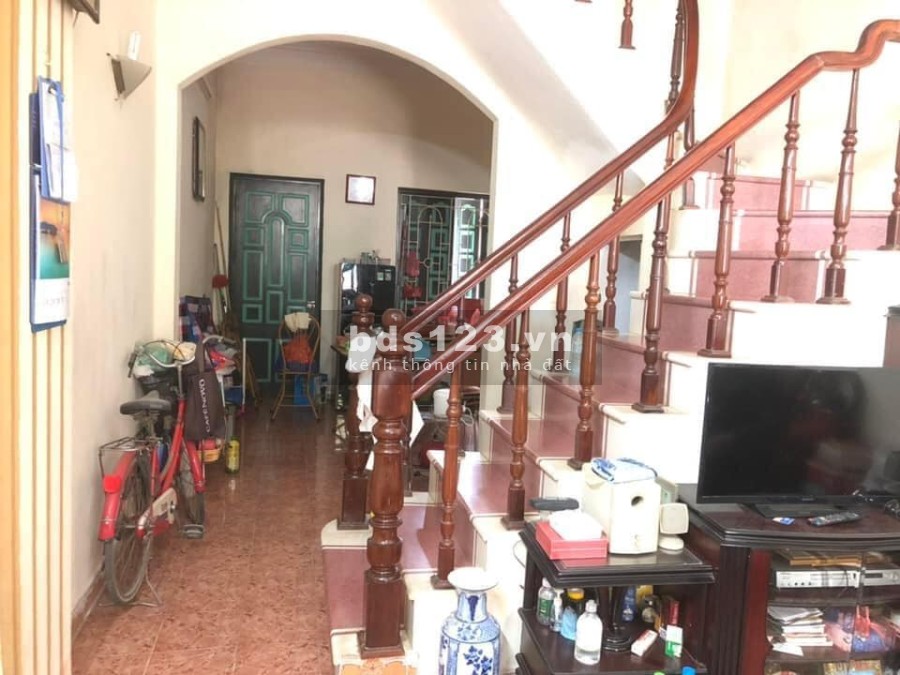 Đang cần tiền nên bán gấp căn nhà 52m2, nhà 3 tầng, mặt tiền lớn 3.8m, giá 5.4 tỷ