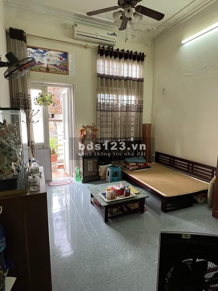 Bán nhà nguyên căn mặt phố kinh doanh 4 tầng đúc, vị trí cực đẹp, liên hệ 0978479584