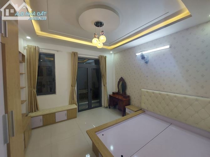 Hẻm xe hơi giáp Tân Bình khu phân lô tặng nội thất dtsd 56m2, 5 tầng đúc, nhỉnh 6 tỷ