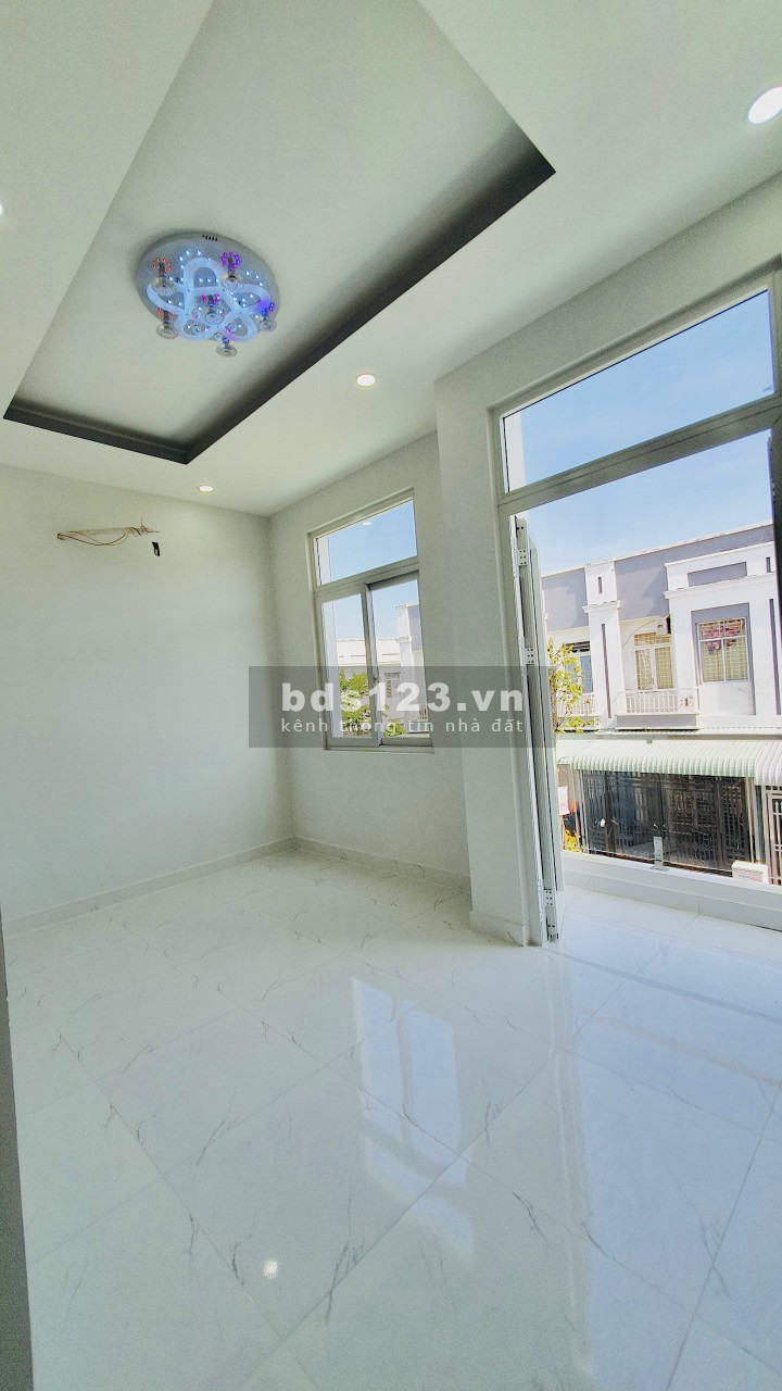 Mua nhà mới nhận vàng ngày nhà nguyên 1 trệt 1 lầu, 2 lầu khu dân cư Hoàng Quân