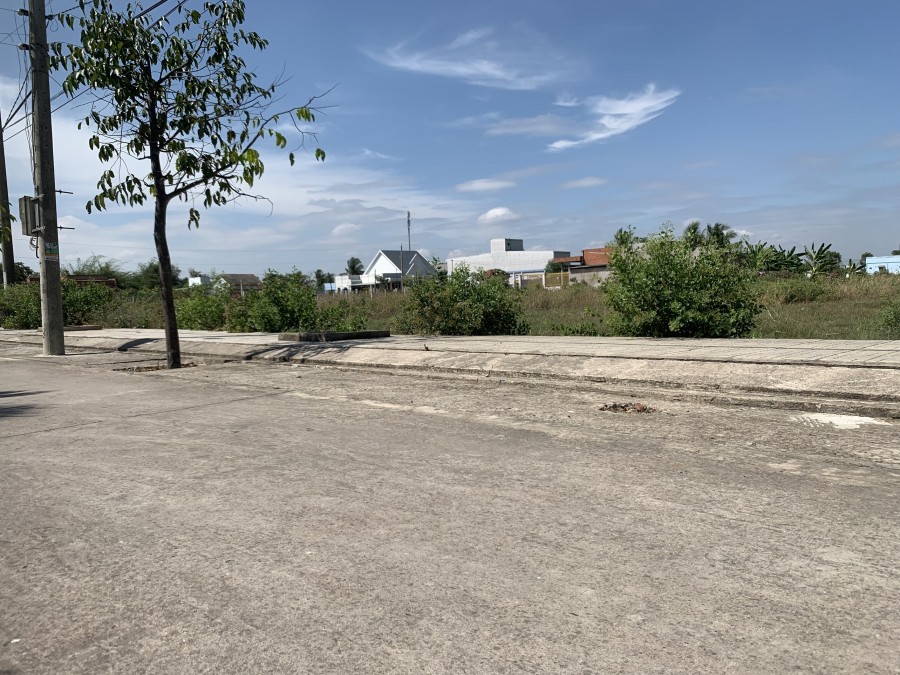 Bán Gấp diện tích sử dụng 180m2 Thổ Ngay Công An Cần Đước khu dân cư đông đúc, an ninh