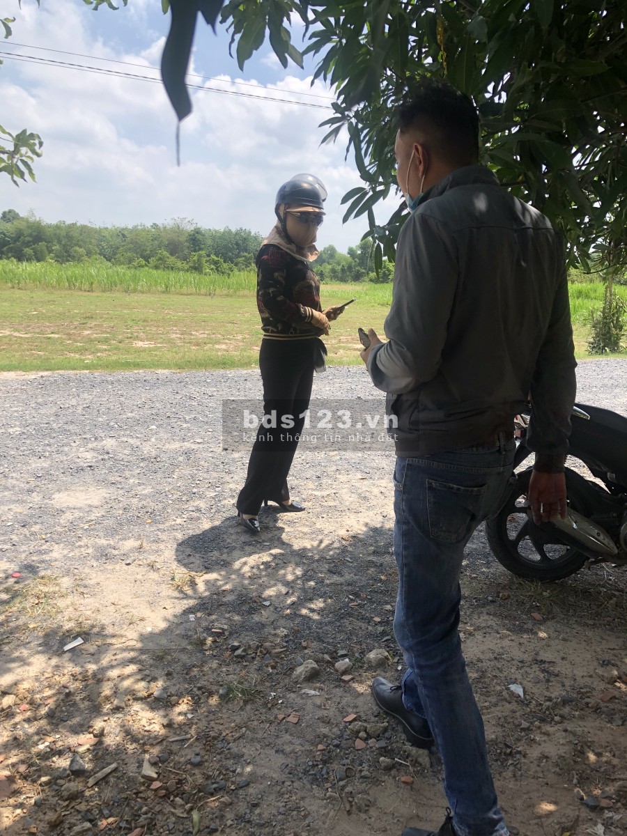 Bán gấp lô đất mặt tiền thị trấn Bến Cầu, huyện Bến Cầu, sổ hồng riêng, lh 0914165157