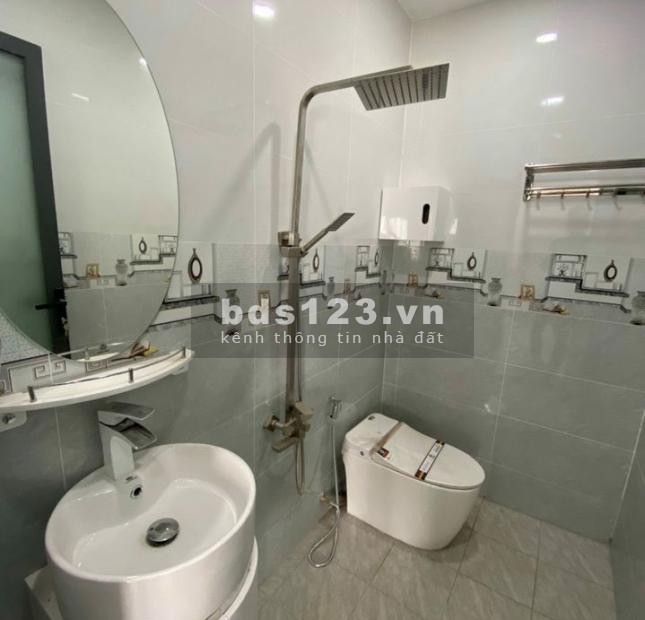 Bán nhà đường Hoàng Phan Thái, chợ Bình Chánh dtsd 100m2, 1T + 1L có 5 phòng ngủ