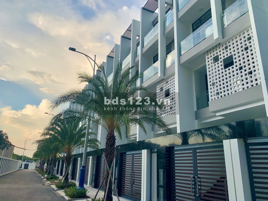 Bán nhà phố cao cấp Quận 2, gần đại lộ Mai Chí Thọ, giá 51.5 triệu/m2, tặng ngay 2 năm phí quản lý
