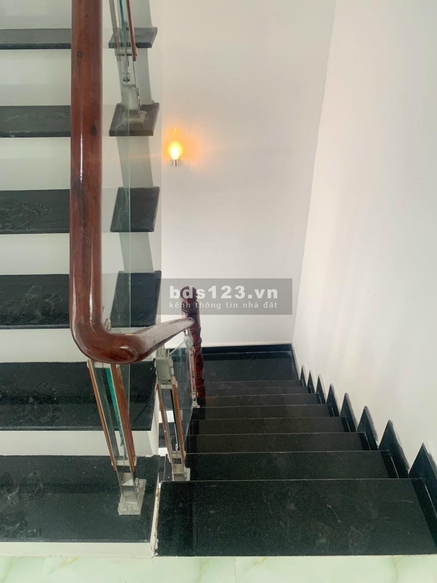 Bán nhà đường Hoàng Phan Thái, chợ Bình Chánh dtsd 100m2, 1T + 1L có 5 phòng ngủ