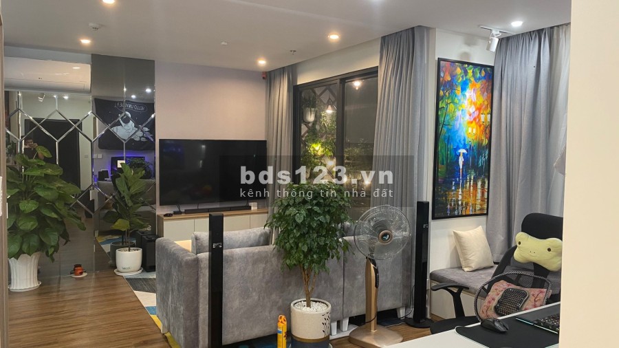 Chính chủ sang gấp căn hộ 2 pn lớn dtsd 69m2, chung cư Vinhomes Gradn Park Quận 9