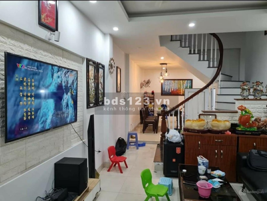Nhà Phúc Lợi ngõ thông, Kia Morning đỗ cửa giá bán 3,3 tỷ, sổ đỏ vuông tiền, nở hậu