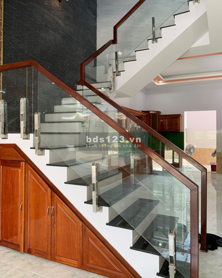 Cần bán nhà nguyên căn mặt phố đường Lê Thiệt, đường lớn, khu dân cư