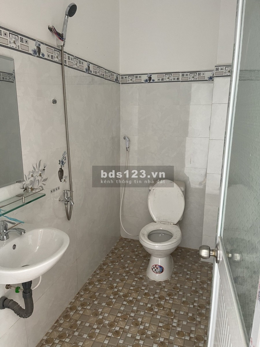 Bể nợ cần bán gấp nhà 1 trệt 1 lầu giá bán 650 triệu diện tích 80m2, khu dân trí cao, giá tốt