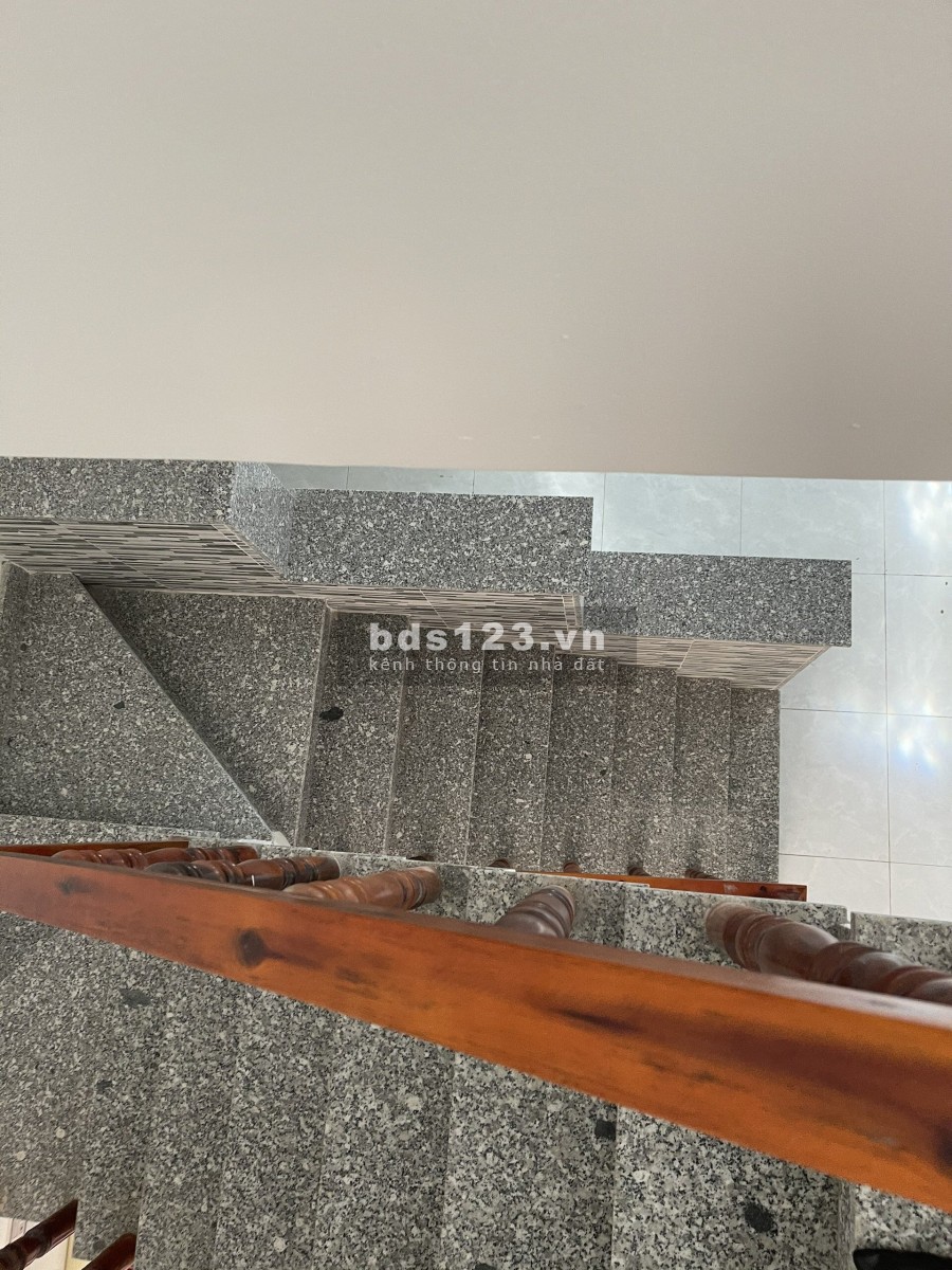 Bể nợ cần bán gấp nhà 1 trệt 1 lầu giá bán 650 triệu diện tích 80m2, khu dân trí cao, giá tốt