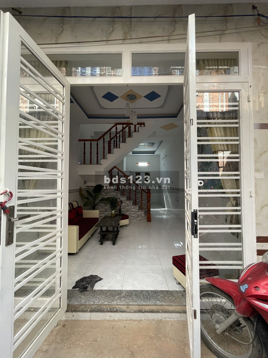 Bể nợ cần bán gấp nhà 1 trệt 1 lầu giá bán 650 triệu diện tích 80m2, khu dân trí cao, giá tốt