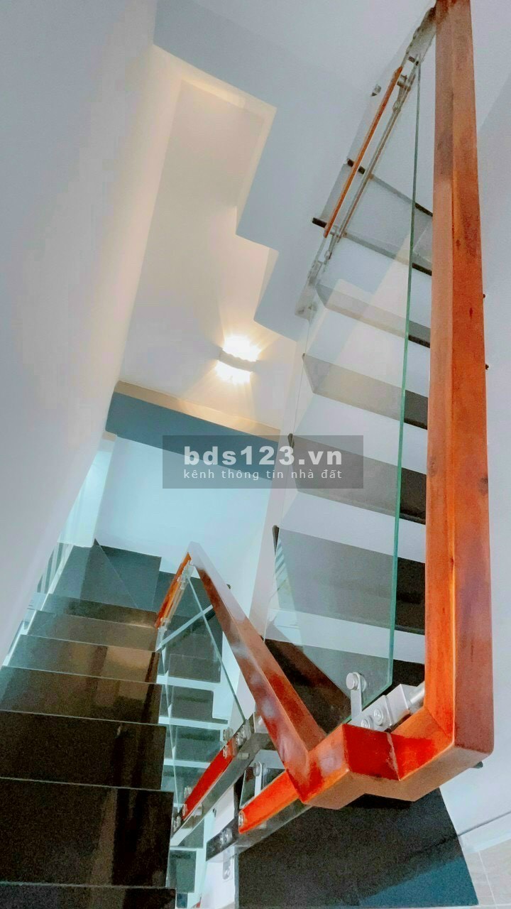 Bán nhà nguyên căn đẹp hẻm hơi ngay đầu hẻm vào ở ngay thuận tiện kinh doanh giá tốt