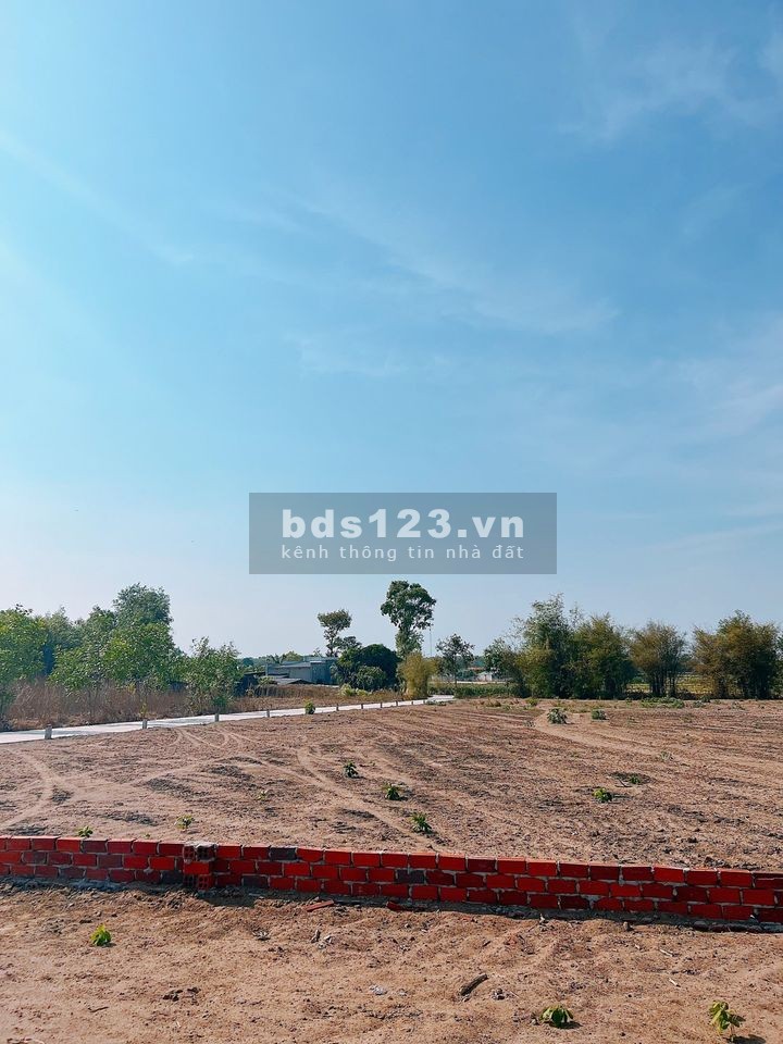 Đất đẹp giá rẻ cạnh ủy ban, khu dân cư, khu công nghiệp đường bê tông 8m, xe vào tận đất
