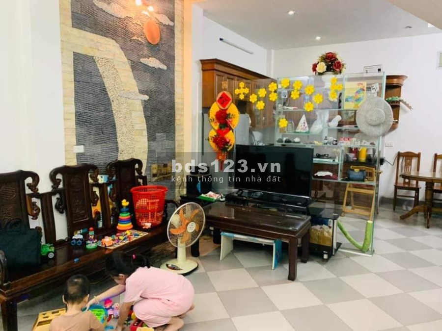 Bán nhà Ngọc Thuỵ gần trường học 2 mặt thoáng, 10m ô tô đỗ ngày đêm, lh 0972263245