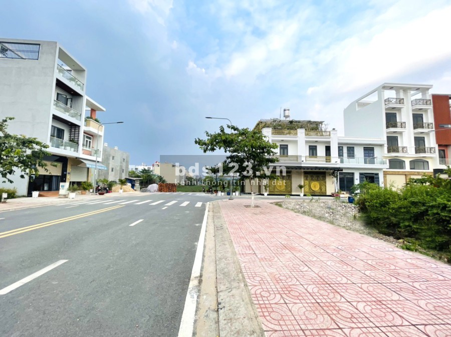 Cần bán gấp lô đất nền nằm ngay trên mặt tiền đường Tây Lân vị trí đẹp, giá đầu tư sinh lời