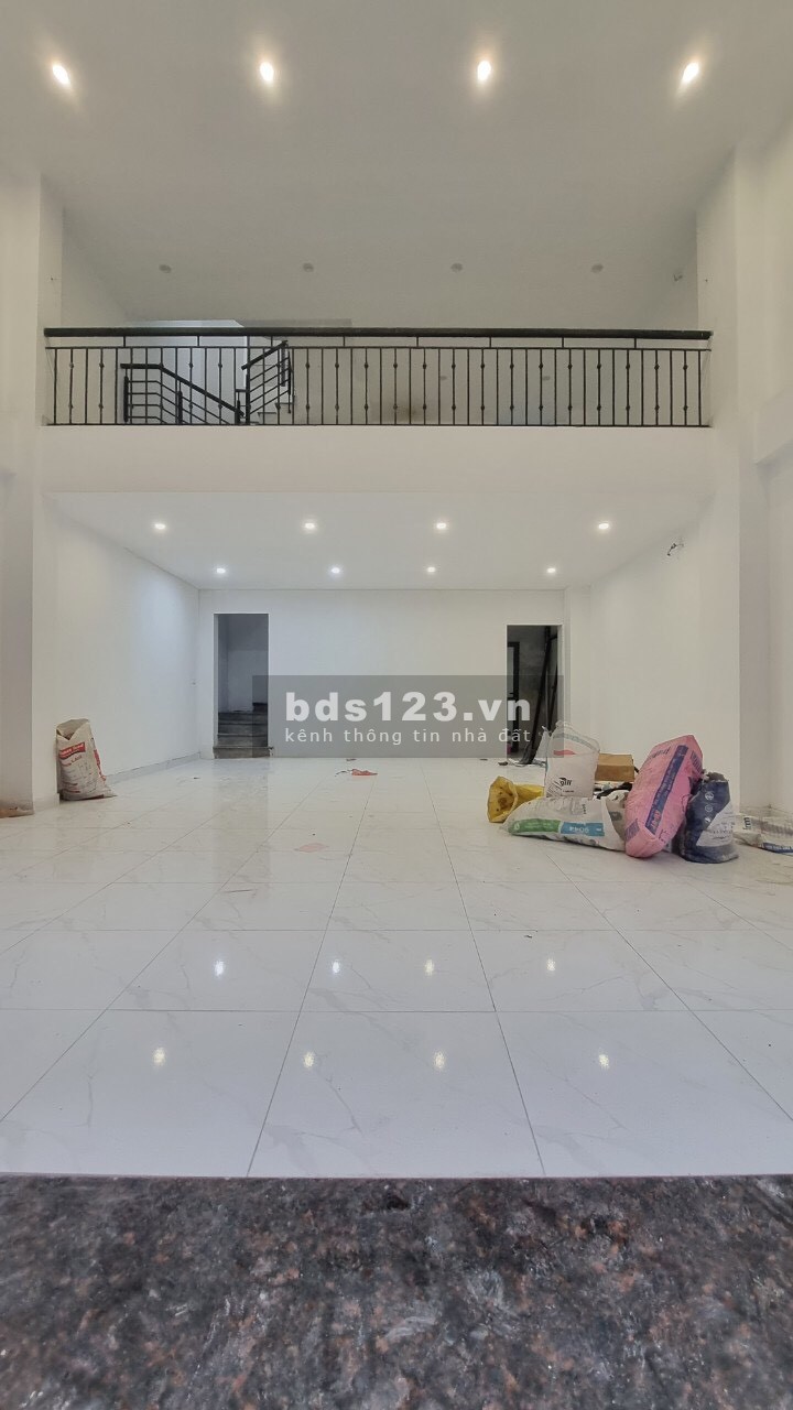 Siêu hậu Cầu Giấy, diện tifccsh 40m2, 5 tầng mặt tiền 5m, ngõ 3 gác 20m ra ô tô tránh