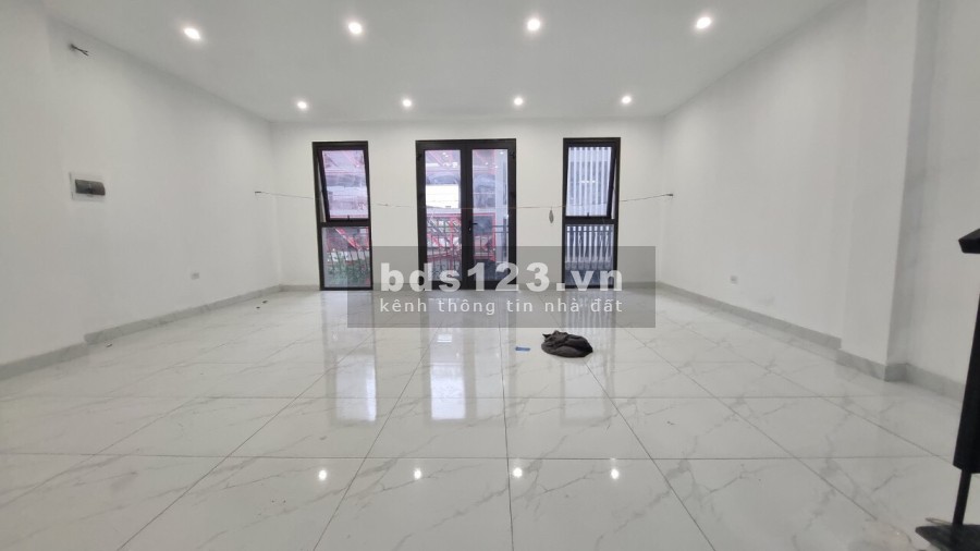 Siêu hậu Cầu Giấy, diện tifccsh 40m2, 5 tầng mặt tiền 5m, ngõ 3 gác 20m ra ô tô tránh