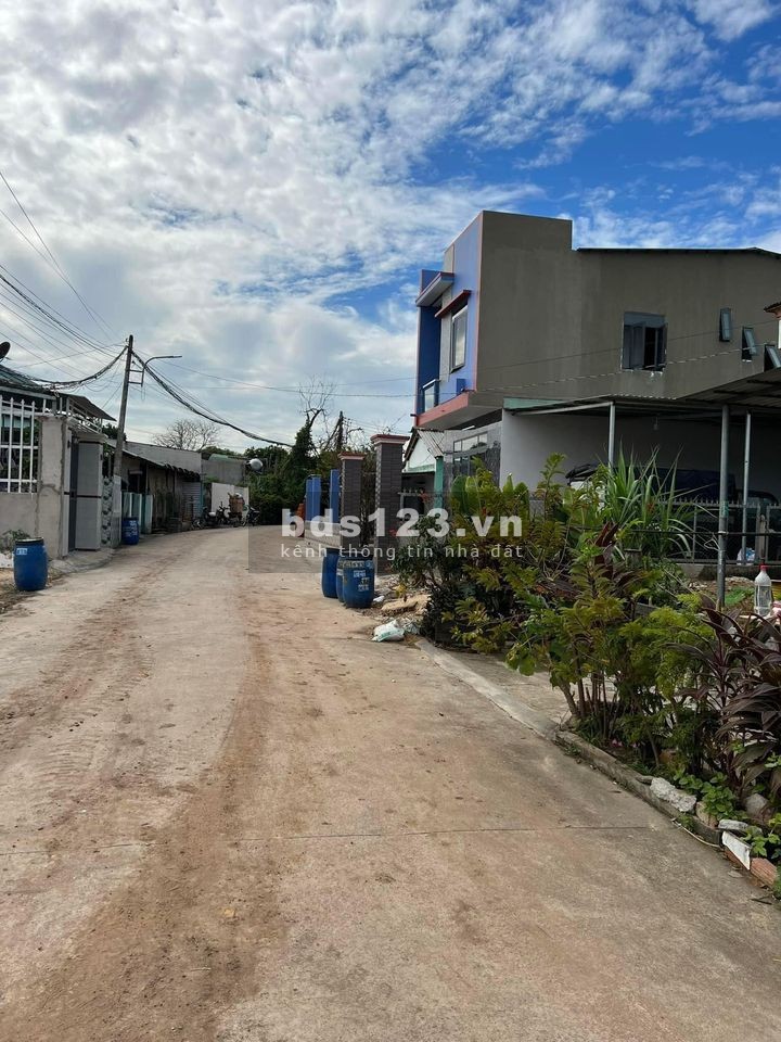Nợ nặng lãi bán gấp lô đất gần cổng Mỹ Phước 3 đường bê tông 7m, dân đông giá rẻ