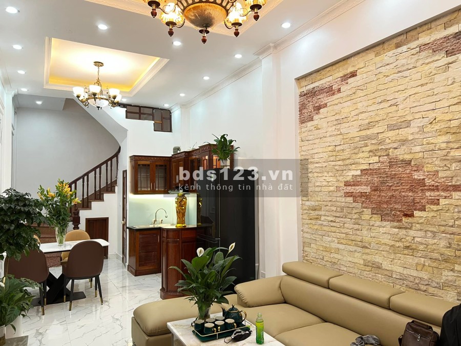 Bán nhà Láng trung, Vũ Ngọc Phan, gần ô tô, 70m2 x 4 tầng, giá chỉ 7.3 tỷ khu dân cư đông