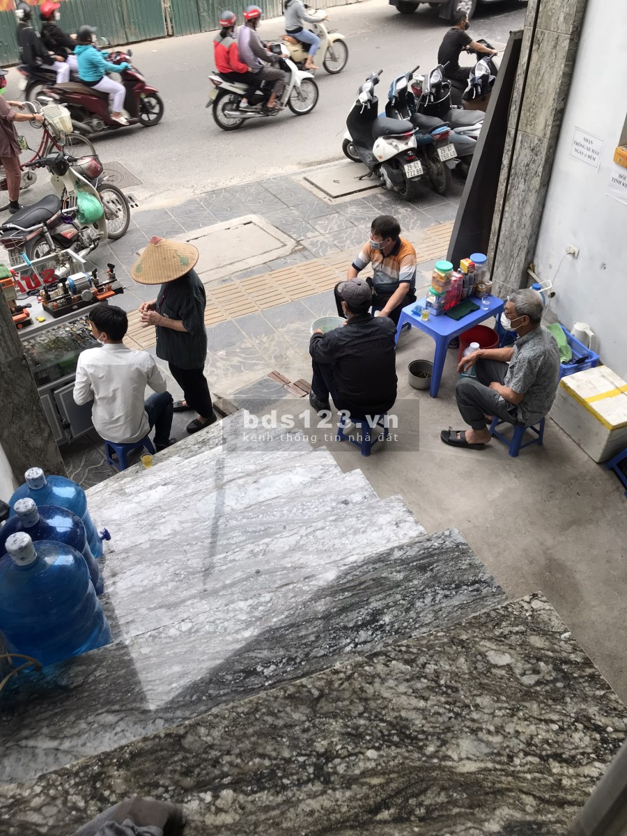 Cửa Hàng To mặt Phố Lớn cần tìm người thuê, khu vực rất đông xe cộ qua lại, vỉa hè rộng