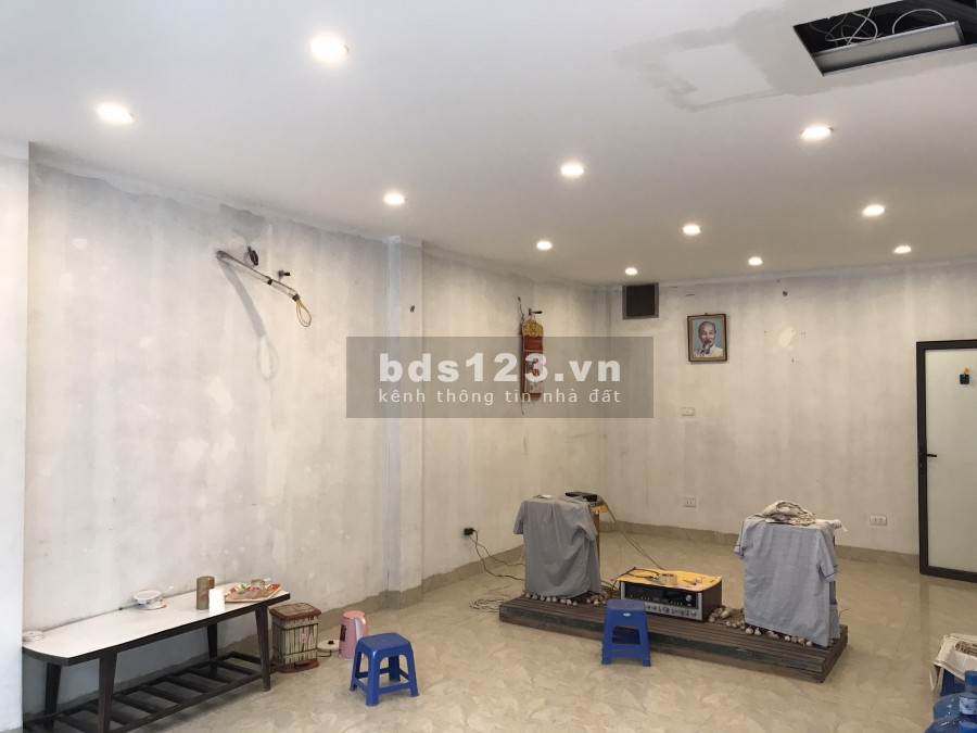 Cửa Hàng To mặt Phố Lớn cần tìm người thuê, khu vực rất đông xe cộ qua lại, vỉa hè rộng