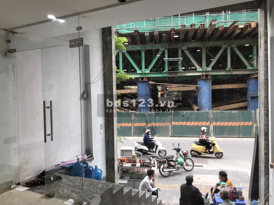 Cửa Hàng To mặt Phố Lớn cần tìm người thuê, khu vực rất đông xe cộ qua lại, vỉa hè rộng