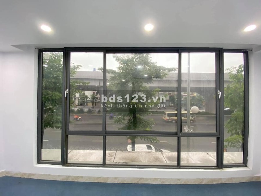 Siêu phẩm mặt phố Phạm Văn Đồng 5 tầng mặt tiền 6m, vỉa hè rộng kinh doanh giá 9.4 tỷ