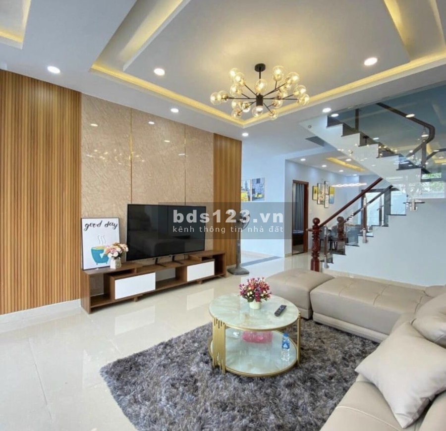Bán nhà ngay gần Hùng Vương Plaza, có sổ hồng riêng đầy đủ, có thể vay ngân hàng lên đến 70 %