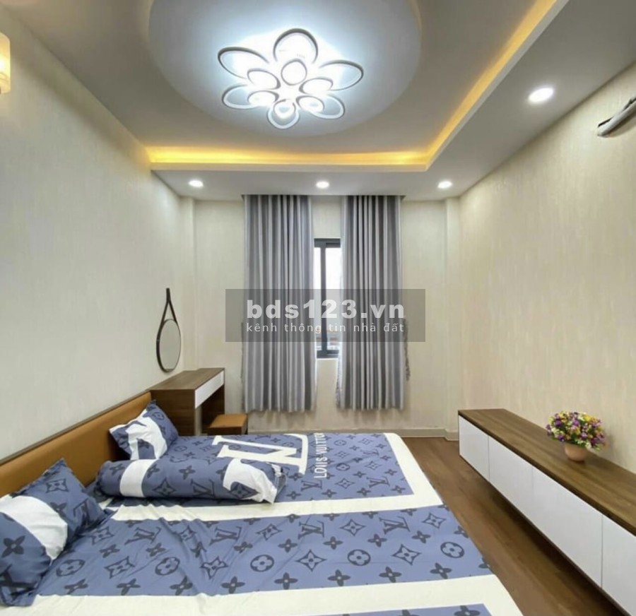 Bán nhà ngay gần Hùng Vương Plaza, có sổ hồng riêng đầy đủ, có thể vay ngân hàng lên đến 70 %