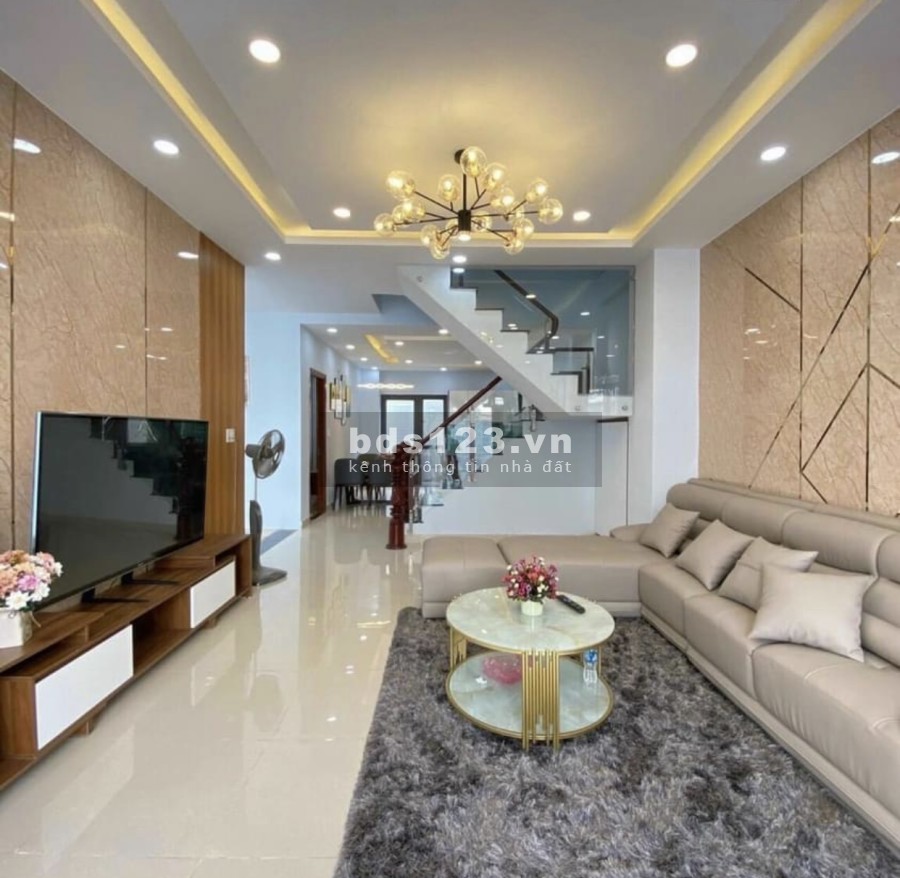Bán nhà ngay gần Hùng Vương Plaza, có sổ hồng riêng đầy đủ, có thể vay ngân hàng lên đến 70 %