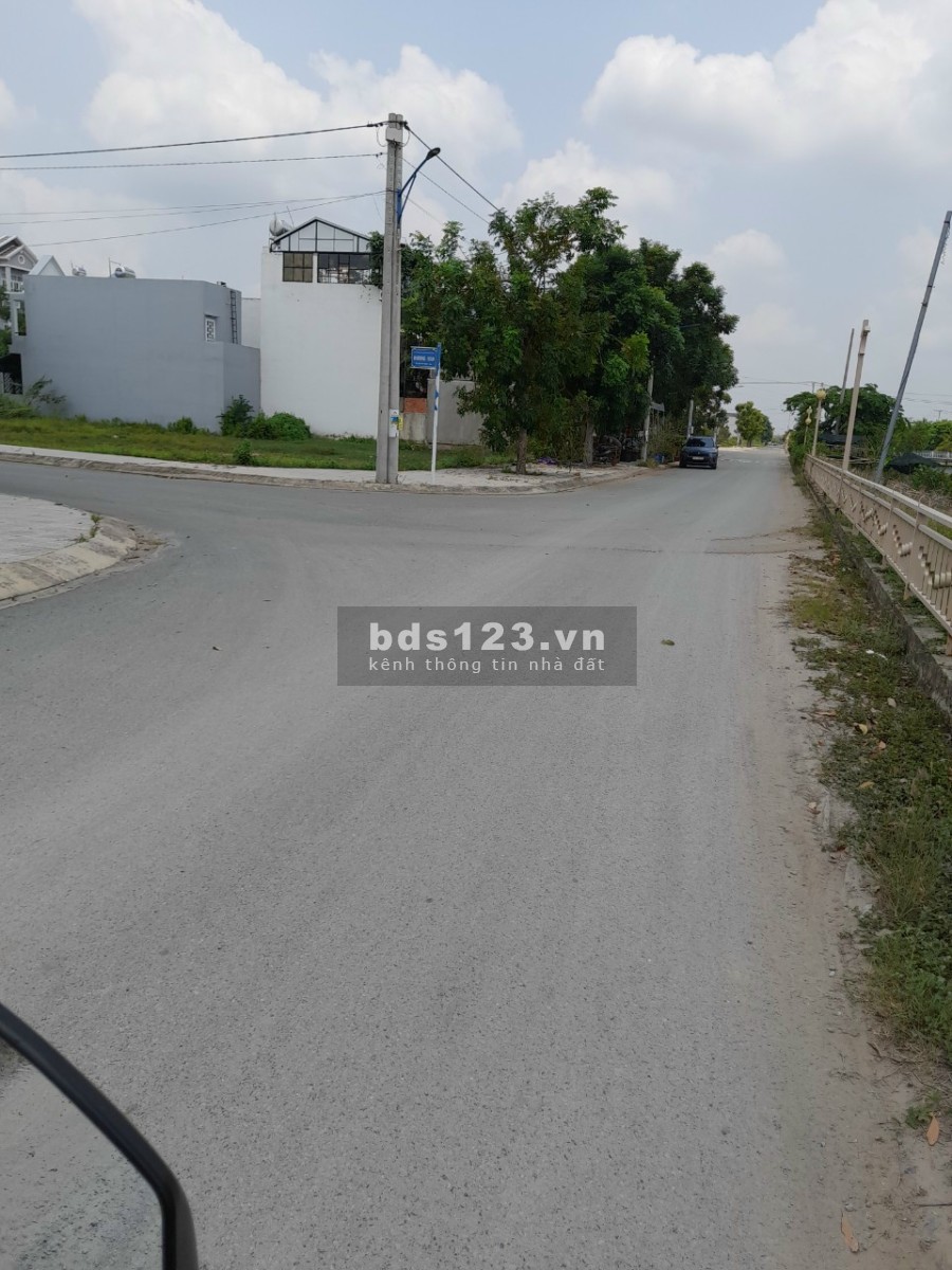Cần bán 4 lô liền kề đối diện Công Viên 7 kỳ quan và khu Sinh Thái Cát Tường Phú Sinh.