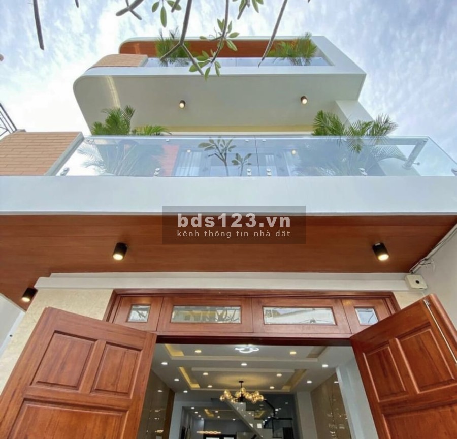 Bán nhà ngay gần Hùng Vương Plaza, có sổ hồng riêng đầy đủ, có thể vay ngân hàng lên đến 70 %