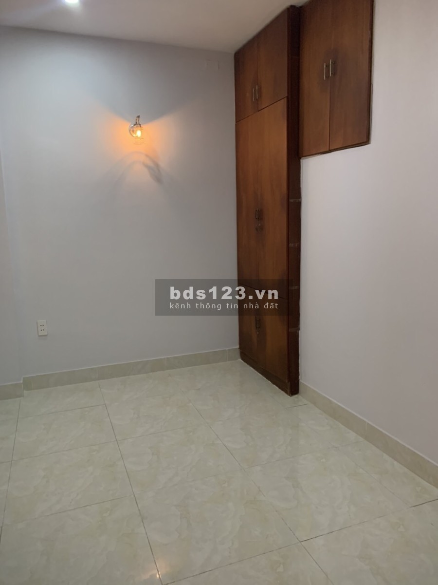 Chính chủ gởi bán nhà trong chợ Nguyễn Đình Chiểu, Quận Phú Nhuận dt 30m2, giá 5.5 tỷ.KD