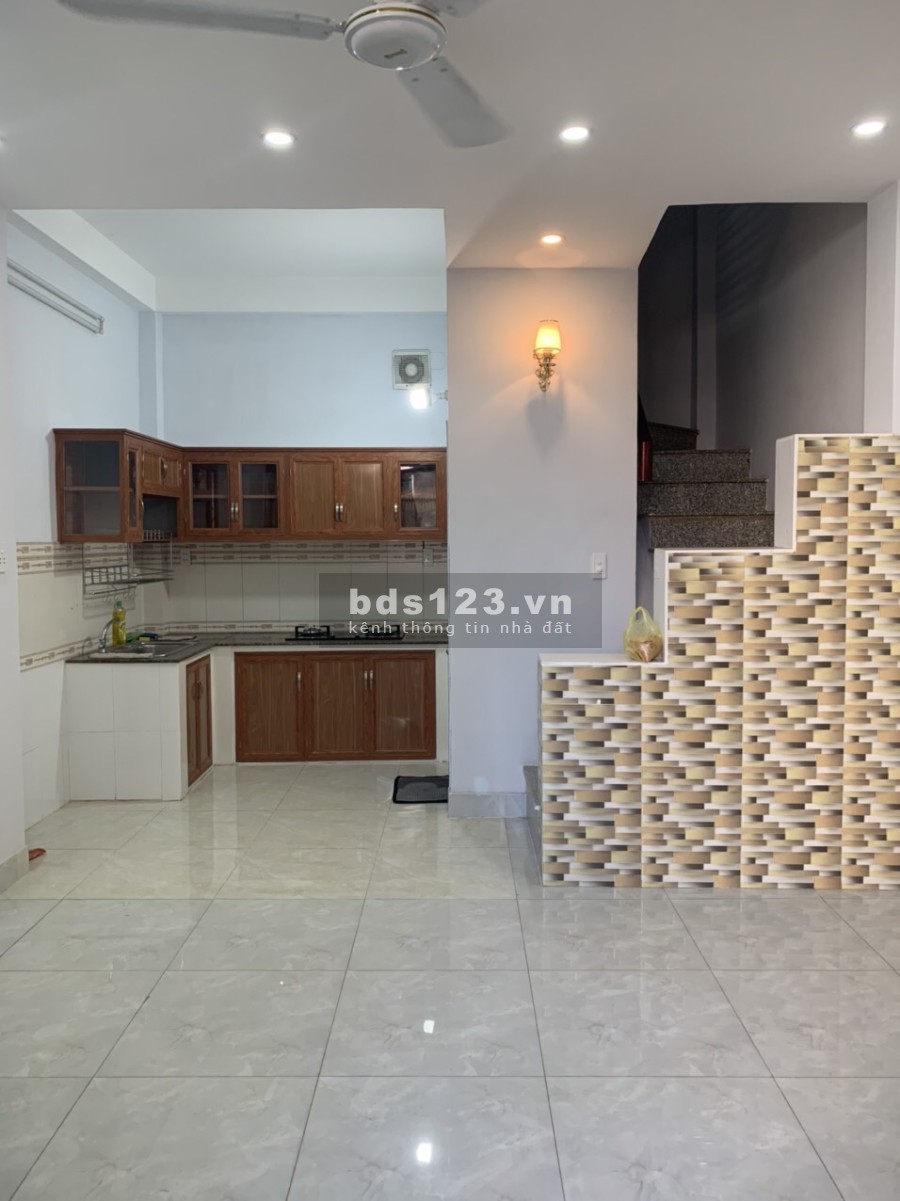 Chính chủ gởi bán nhà trong chợ Nguyễn Đình Chiểu, Quận Phú Nhuận dt 30m2, giá 5.5 tỷ.KD