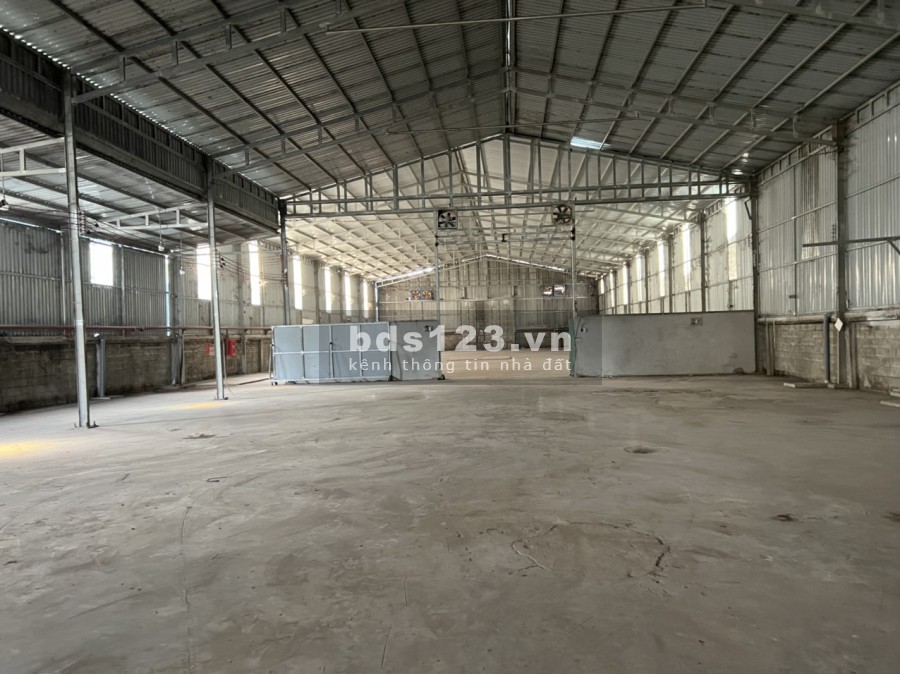 Nhà xưởng cho thuê Đức Hoà Long An, diện tích 2400m2, giá 120 triệu, lh 0896401042