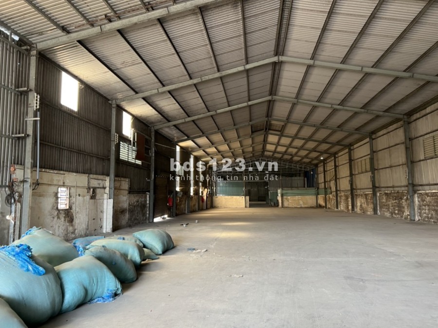 Nhà xưởng cho thuê Đức Hoà Long An, diện tích 2400m2, giá 120 triệu, lh 0896401042